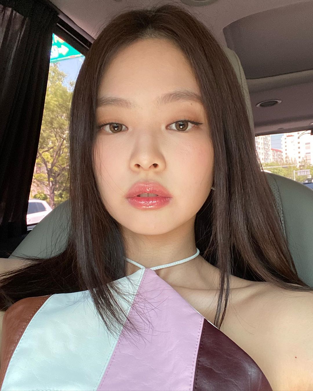 jennierubyjane_1_B_9rWIGD_cs_.jpg