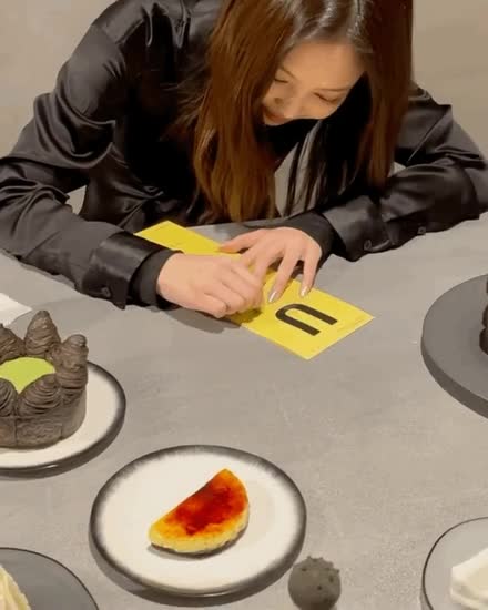 blackpink-20210219-002613-007.gif