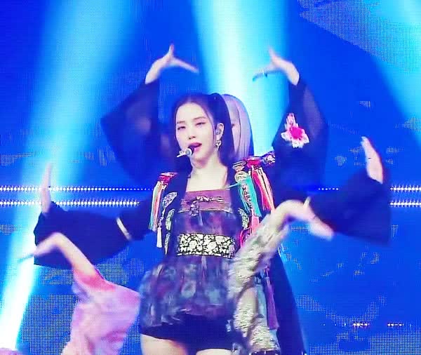 jisoo95-20200627-202507-001.gif