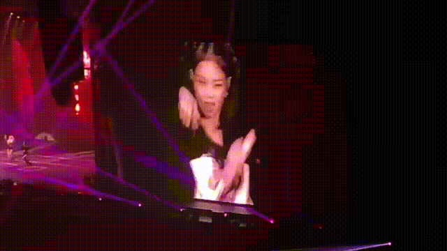 BLACKPINKatKYOCERADOME_D1 - BLACKPINKinOSAKA_D1 - BLACKPINKatOSAKADOME_D1 - @ygofficialblink (1).mp4_20200104_185418.gif