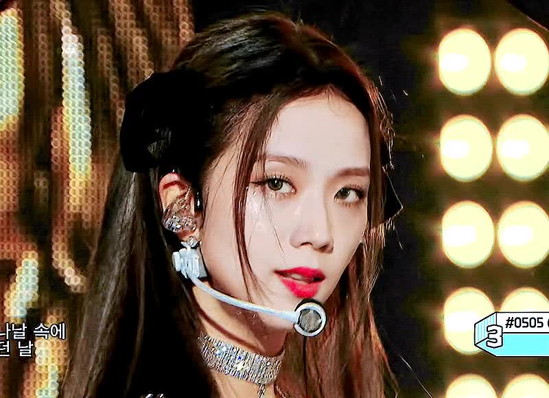 jisoo95-20200711-211840-001.gif